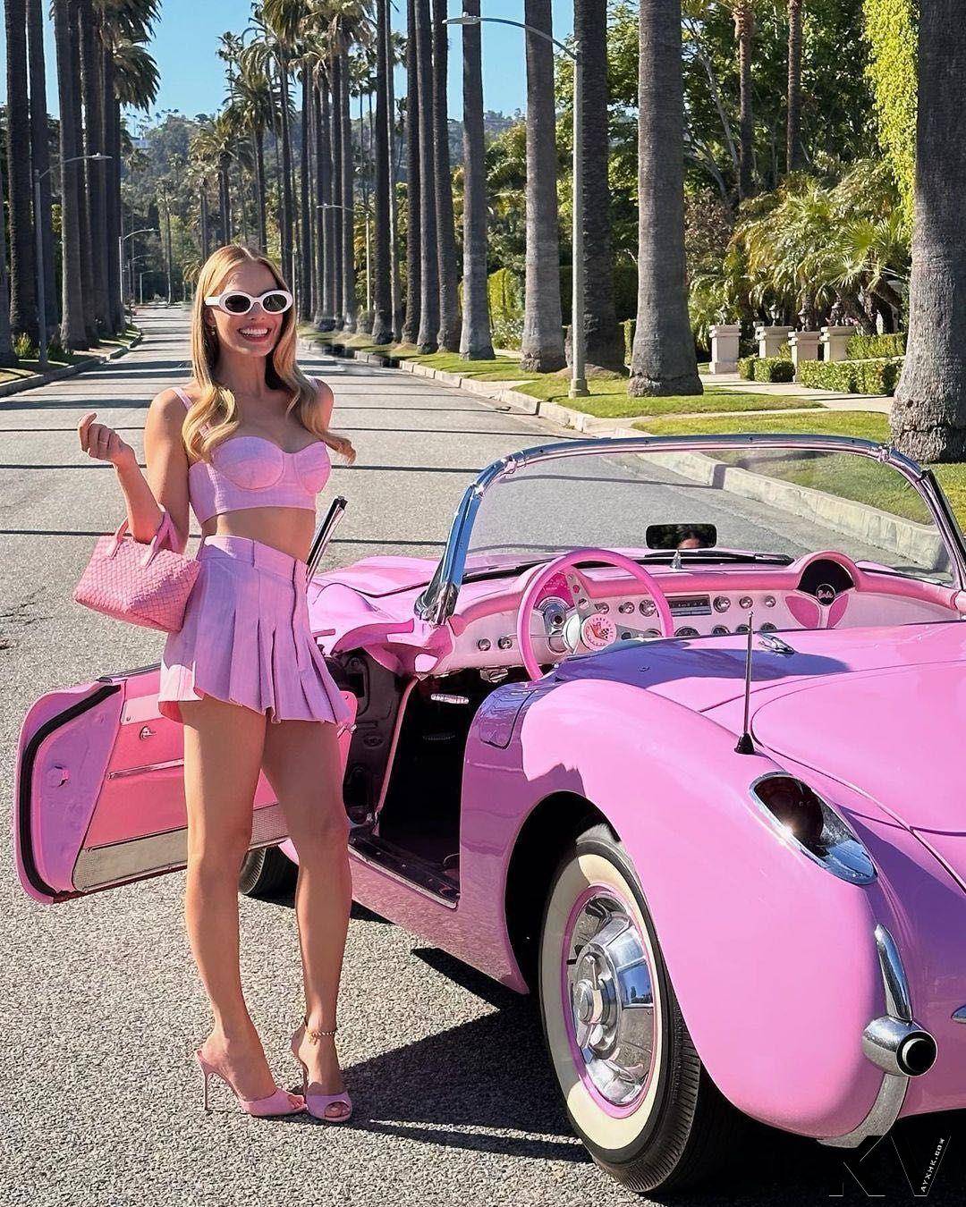 玛格罗比真人《芭比》造型全是精品！BV胸衣、Valentino洋装掀粉色风潮 名人名流 图1张